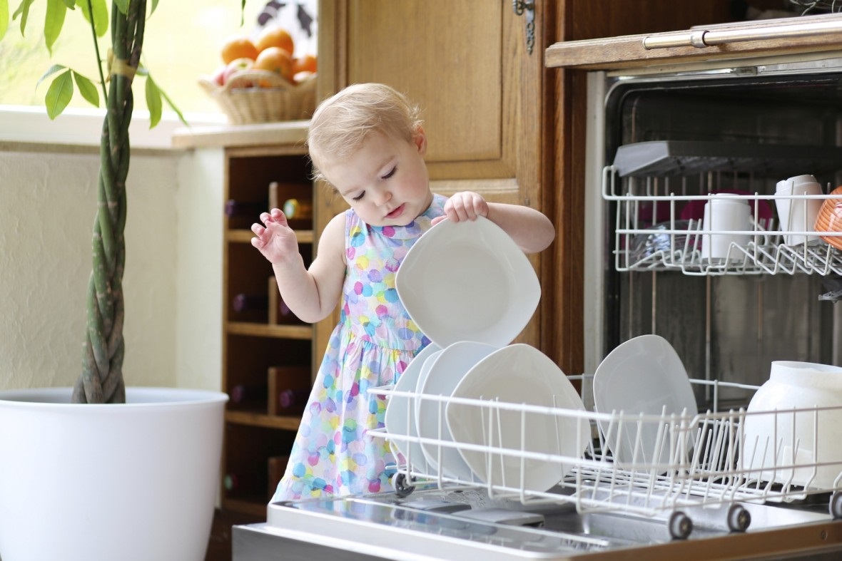Máy rửa bát có tốn nước hơn rửa bằng tay?